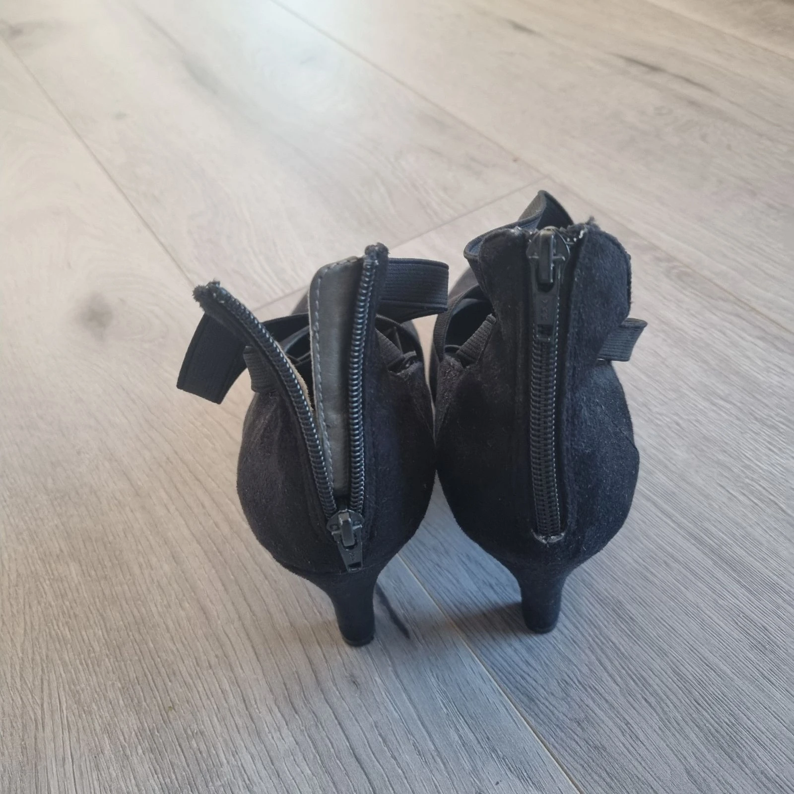 Hot Item Black Pumps with Straps – Size 38 – photo 4
